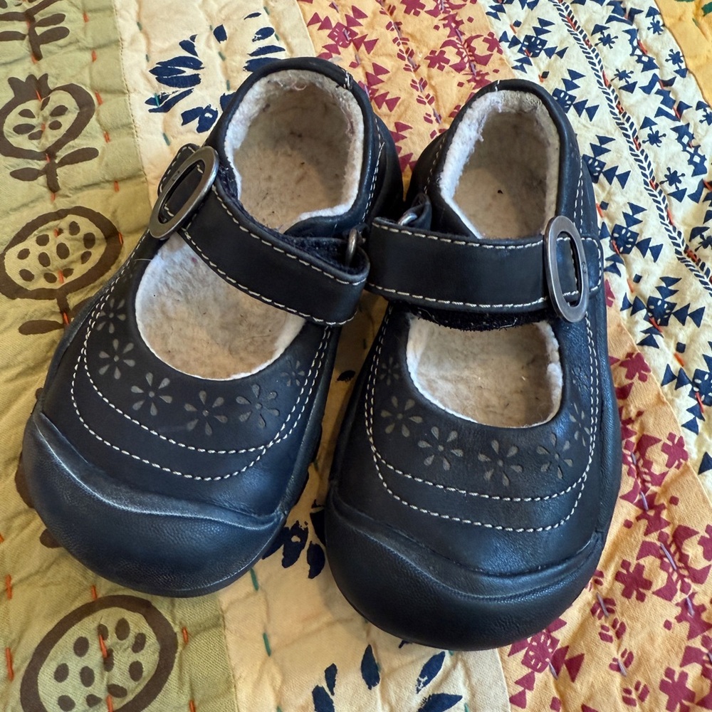 KEEN Girl's Mary Jane Maryjanes Shoes Black Closed Toe Kid's Sz US 8 Fur Fuzzy